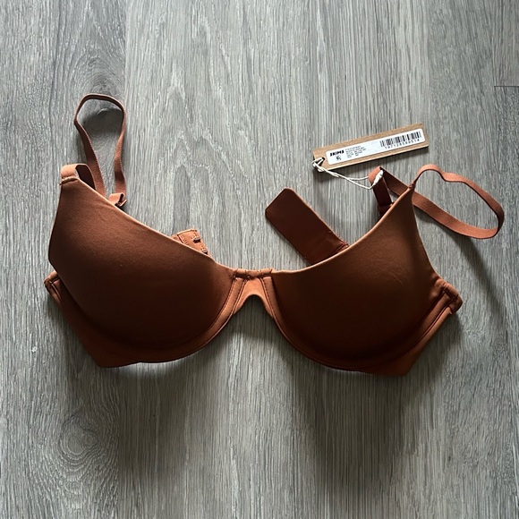 SKIMS FITS EVERYBODY
SCOOP PLUNGE BRA
Bronze - Picture 3 of 4